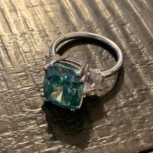 Amazing 8ct green cushion cut Moissanite ring